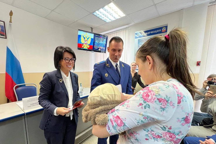 В Тихвинском районе вручили паспорта РФ вынужденным переселенцам с Донбасса